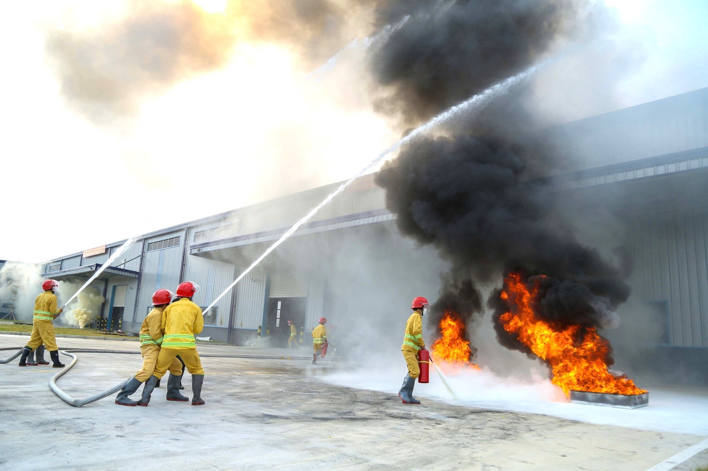 Cảnh sát sử dụng đồng bộ nhiều biện pháp để dập tắt đám cháy.