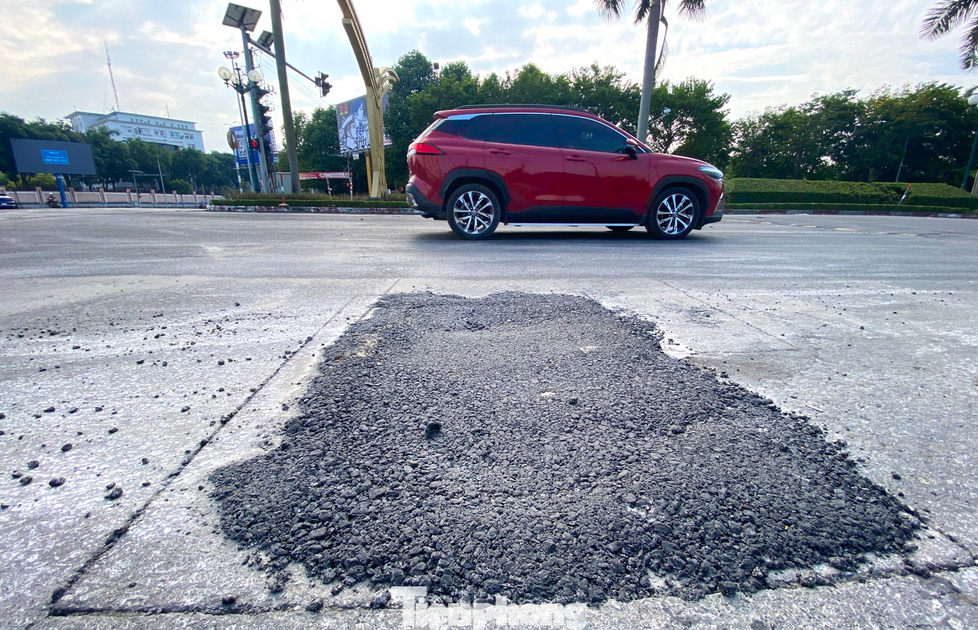 Tại vị trí đầu tuyến đại lộ Lê Nin hiện vẫn chưa được triển khai thi công nâng cấp. Một điểm mặt đường bị sụt lún được đơn vị thi công vá tạm.