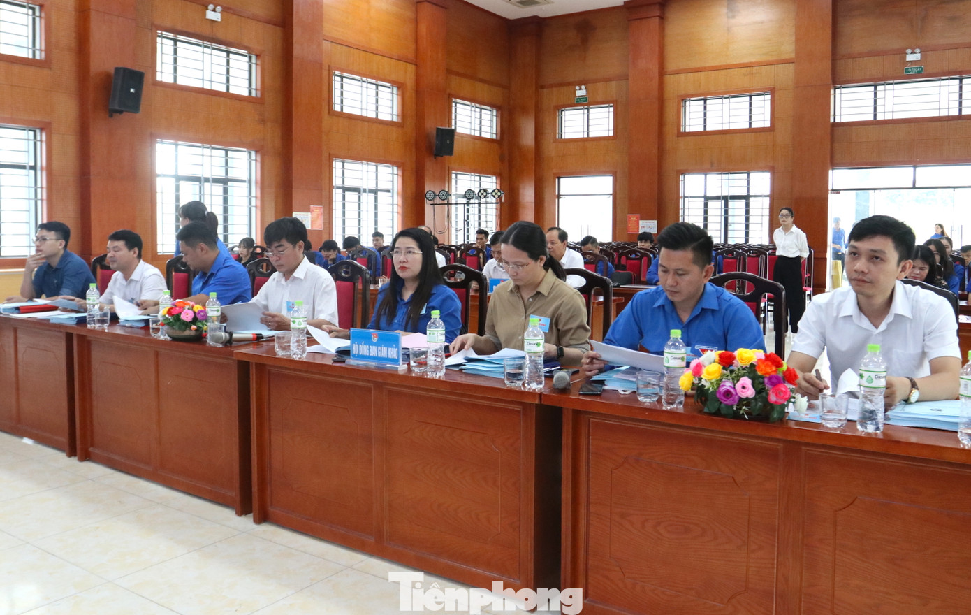 Ban giám khảo lắng nghe thí sinh của các dự án thuyết trình về sản phẩm của mình. Ban giám khảo lắng nghe thí sinh của các dự án thuyết trình về sản phẩm của mình.