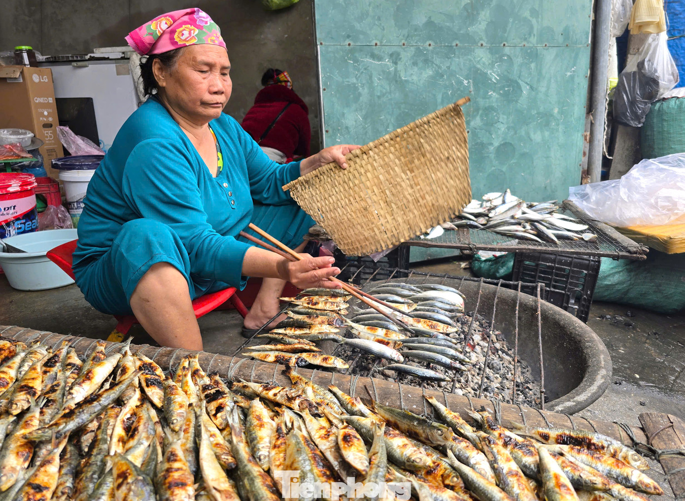 Có "thâm niên" nướng cá bán ở Đền Cờn, bà Phan Thị Hoàn (trú phường Quỳnh Phương, TX. Hoàng Mai, Nghệ An) cho hay, cá dùng để nướng phải là cá tươi, vừa được đánh bắt từ biển lên. Nếu cá không tươi khi nướng sẽ không thơm ngon.