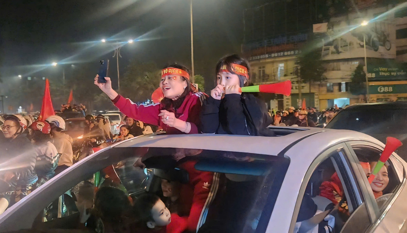 Không chỉ người lớn, trẻ em cũng được phụ huynh cho đi cùng để hòa mình vào bầu không khí ăn mừng chiến thắng.