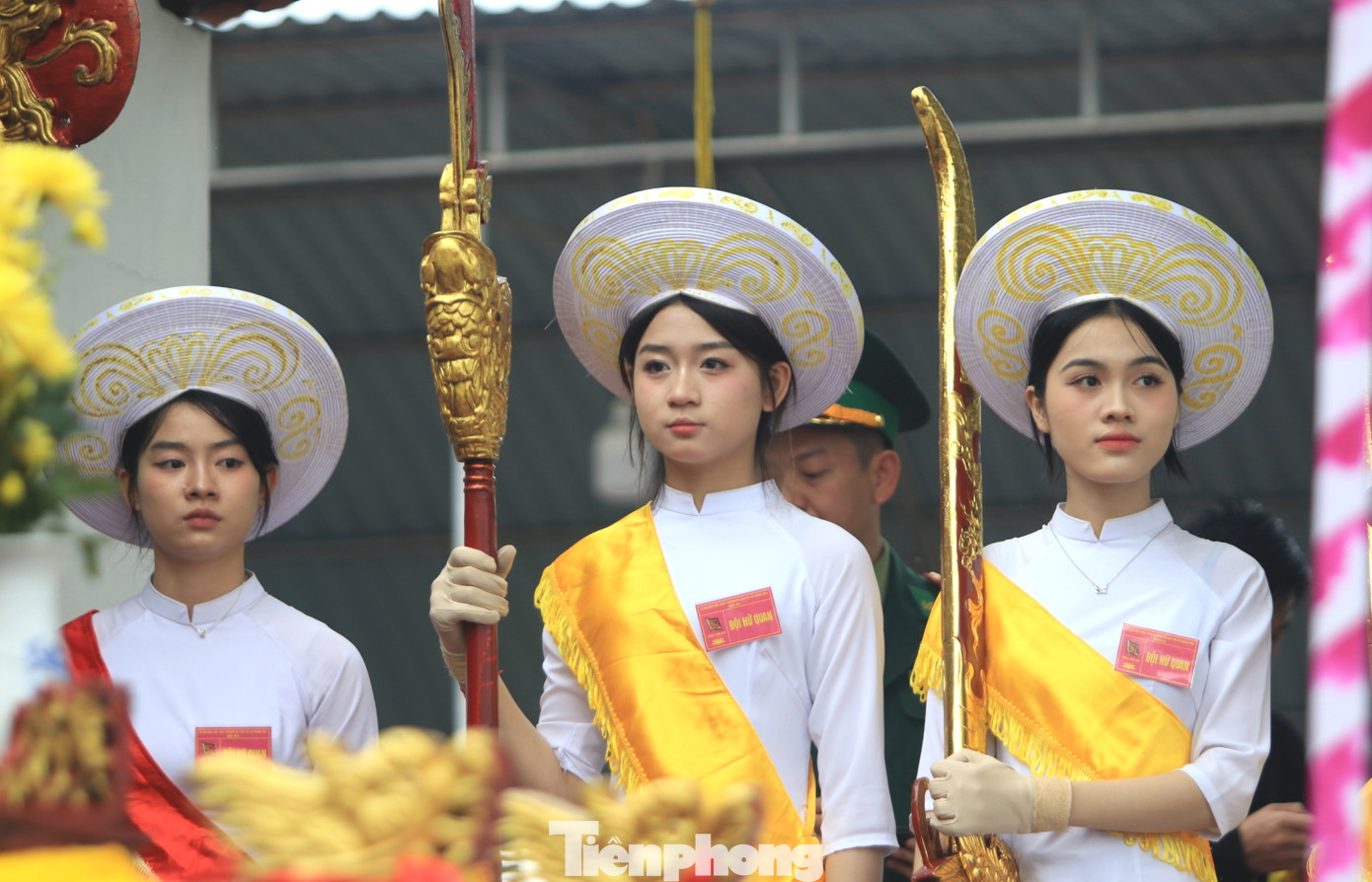 Đội Nữ quan trang nghiêm để thực hiện nghi lễ hợp tế.