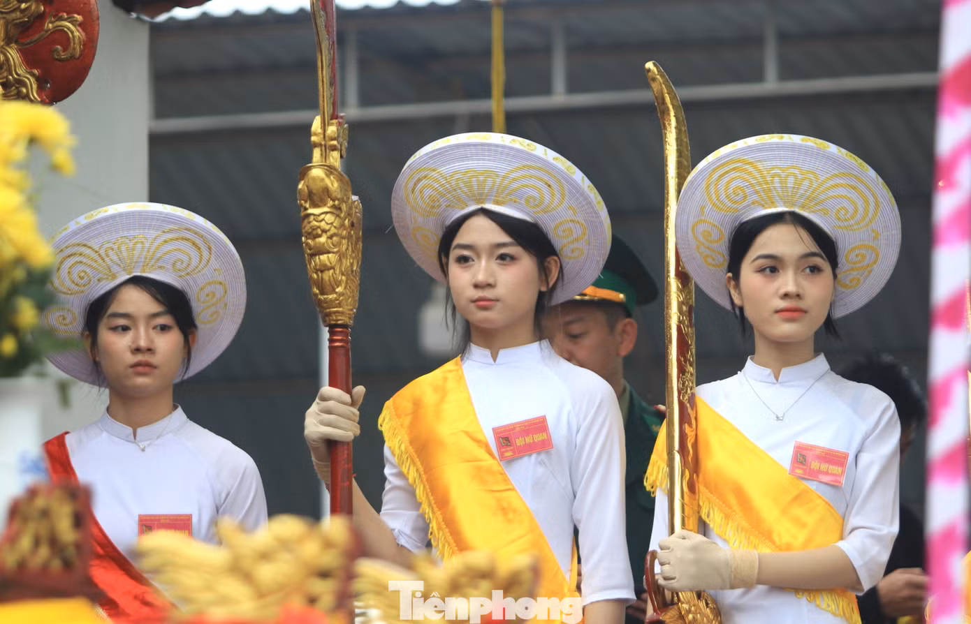 Đội Nữ quan trang nghiêm để thực hiện nghi lễ hợp tế.