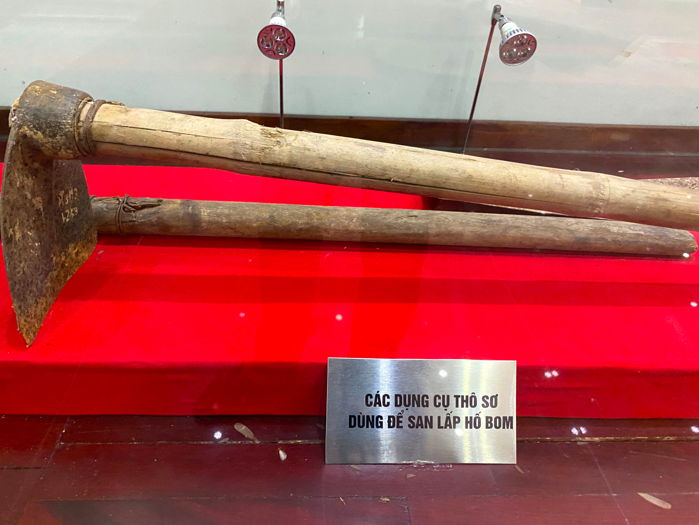 Vật dụng thô sơ dùng để san lấp hố bom cho xe đi qua. Vật dụng thô sơ dùng để san lấp hố bom cho xe đi qua.