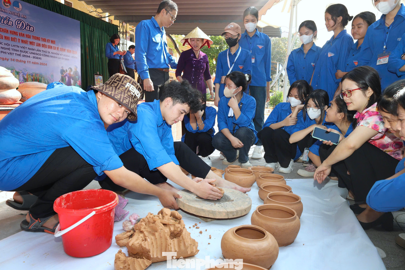 Các bạn đoàn viên thanh niên được tự tay mình trải nghiệm làm nồi đất. Qua đó, các bạn hiểu được hơn về nghề truyền thống ở làng nghề Trù Sơn.