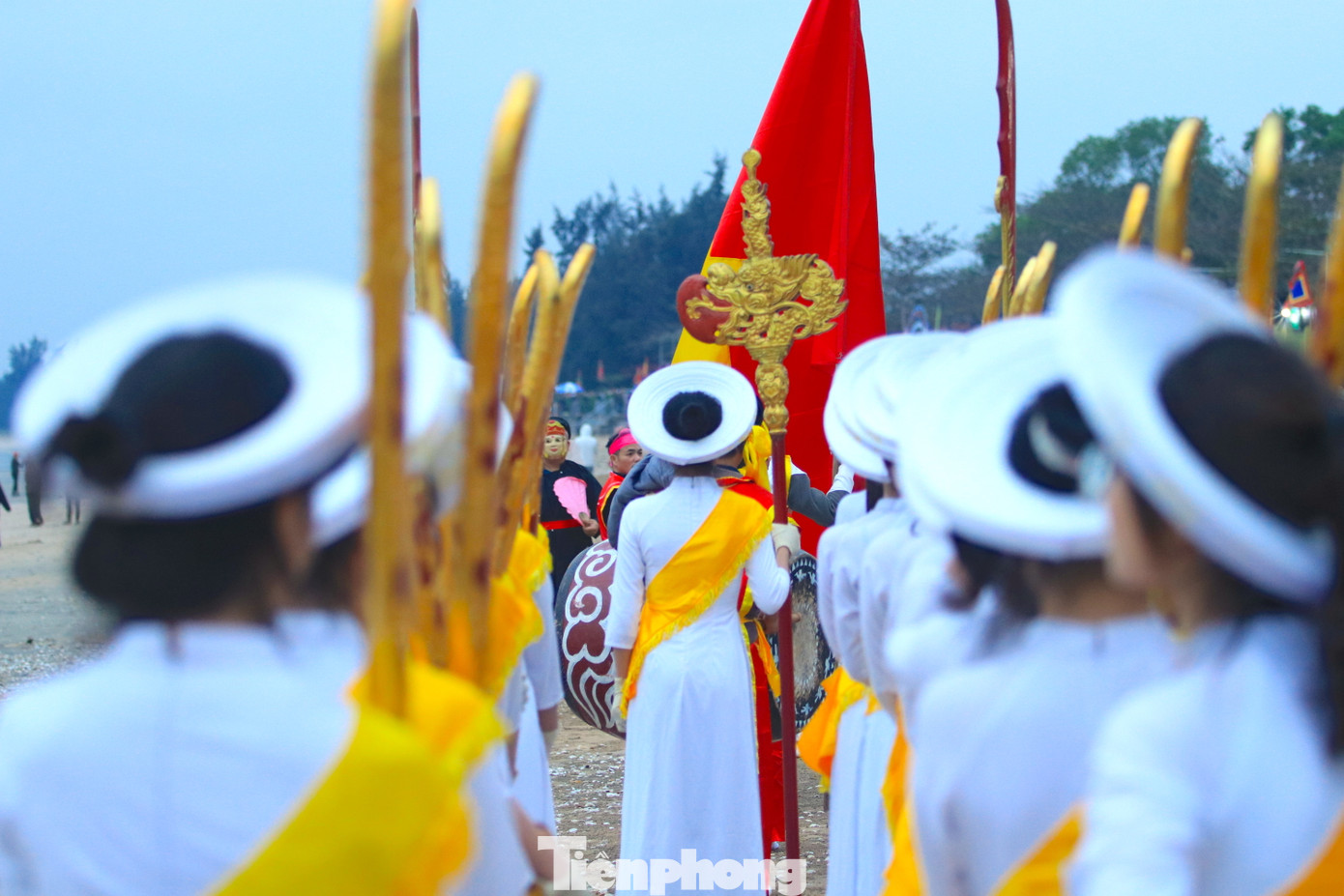 Dẫn đầu đoàn rước trong lễ hội Đền Cờn là đội cầm cờ. Tiếp đến là Đội Nữ quan với 23 cô gái. Dẫn đầu đoàn rước trong lễ hội Đền Cờn là đội cầm cờ. Tiếp đến là Đội Nữ quan với 23 cô gái.