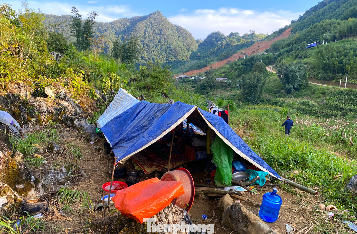 Sau vụ sạt lở cuốn trôi 6 ngôi nhà ở xóm Lũng Lỳ (xã Ca Thành, huyện Nguyên Bình), nhiều hộ dân lo sợ lũ quét nên đã dọn ra bãi đất trống cách nhà cũ hơn 500m để dựng lán sống tạm.