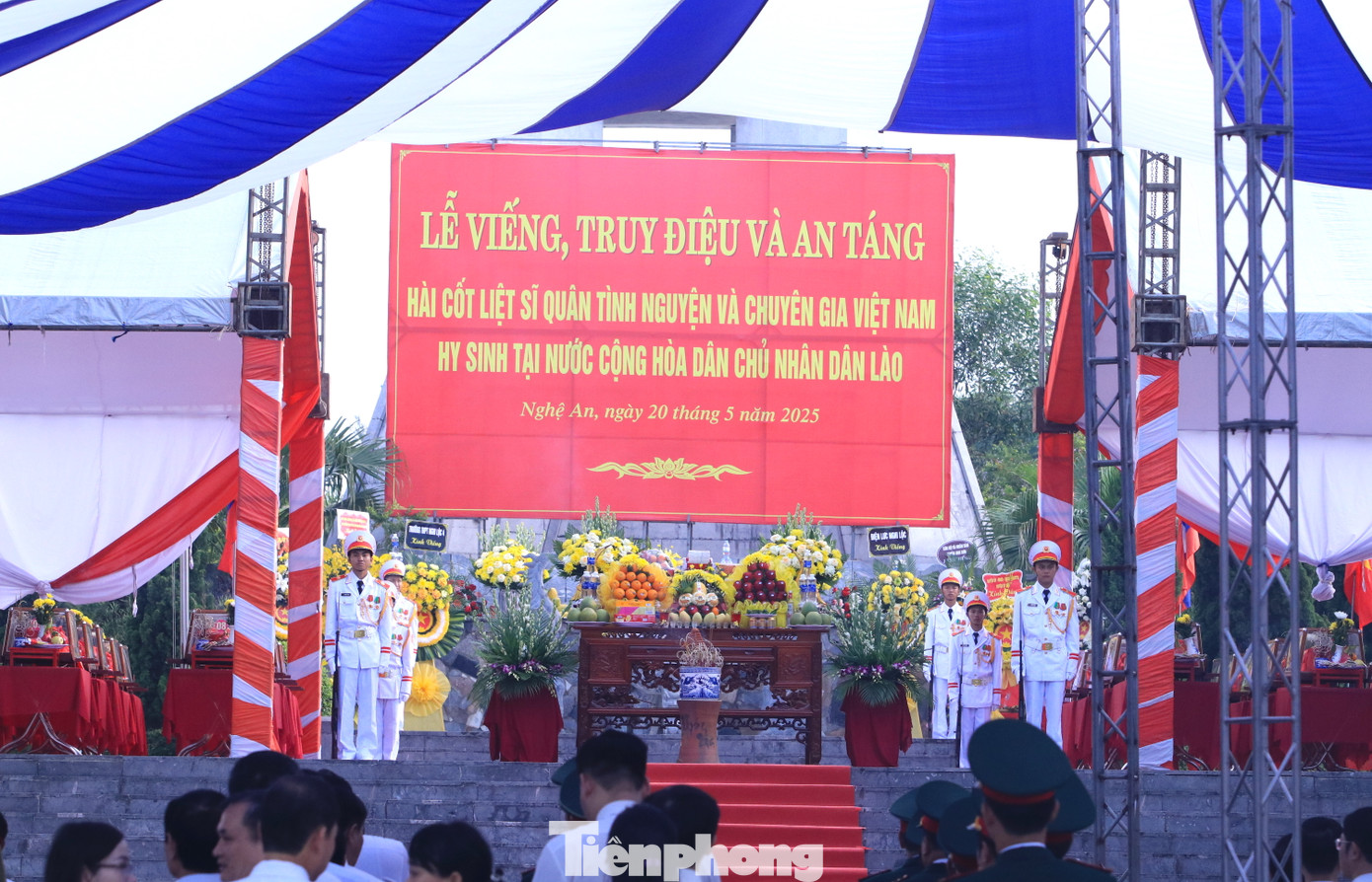 Sáng 20/5, tại nghĩa trang liệt sĩ huyện Nghi Lộc, tỉnh Nghệ An đã long trọng tổ chức lễ truy điệu, an táng 76 hài cốt liệt sĩ quân tình nguyện và chuyên gia Việt Nam chiến đấu, hy sinh trên đất nước CHDCND Lào qua các cuộc kháng chiến.