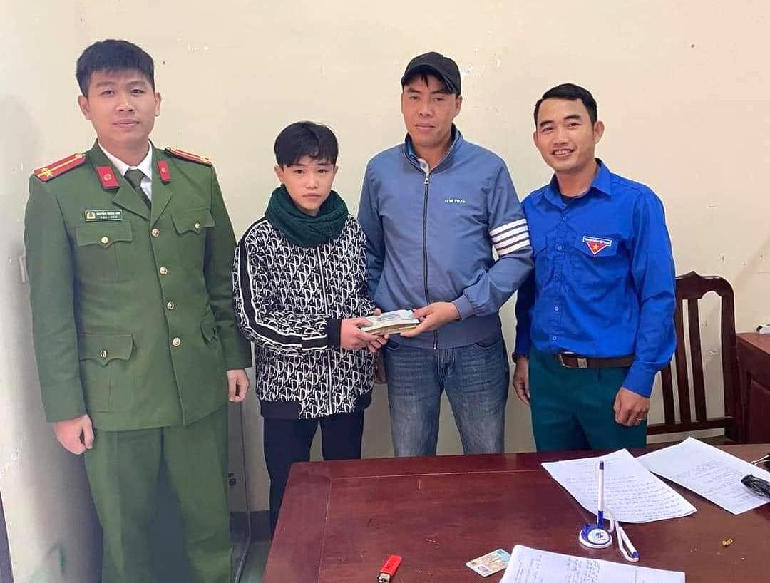 Công an xã sau đó phối hợp với em Vi Tiến Dũng trả lại cục tiền cho anh Trần Thọ Tuấn là người đã đánh rơi.