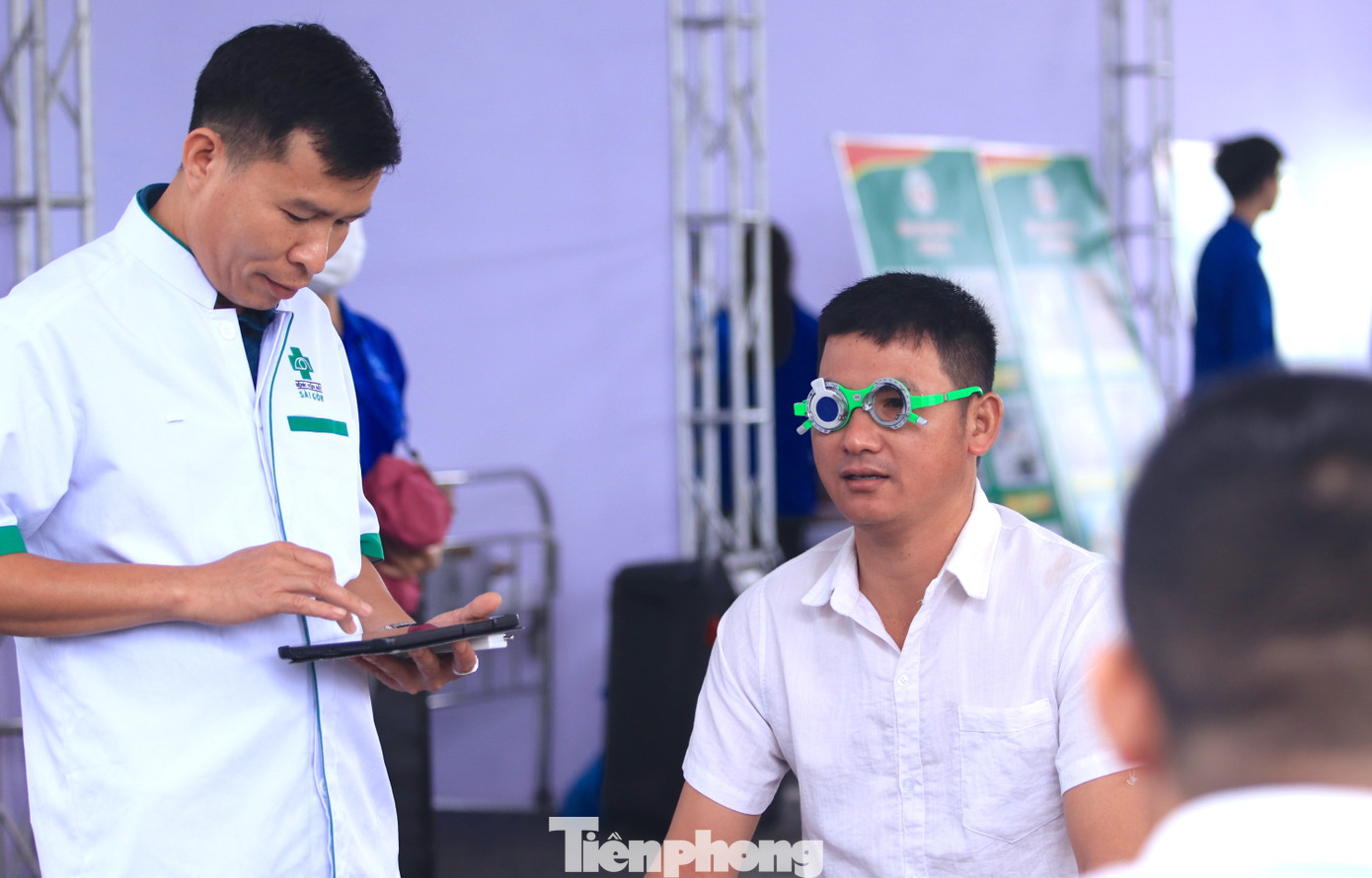 “Chương trình hôm nay rất ý nghĩa. Đến đây chúng tôi được khám tổng quát và chuyên sâu. Các y, bác sĩ rất tận tình, các tình nguyện viên thì nhiệt tình hướng dẫn. Sau khi khám, chúng tôi còn được tư vấn, tặng quà, phát thuốc miễn phí nữa”, anh Nguyễn Văn Tình (trú huyện Quỳnh Lưu, Nghệ An) chia sẻ. “Chương trình hôm nay rất ý nghĩa. Đến đây chúng tôi được khám tổng quát và chuyên sâu. Các y, bác sĩ rất tận tình, các tình nguyện viên thì nhiệt tình hướng dẫn. Sau khi khám, chúng tôi còn được tư vấn, tặng quà, phát thuốc miễn phí nữa”, anh Nguyễn Văn Tình (trú huyện Quỳnh Lưu, Nghệ An) chia sẻ.