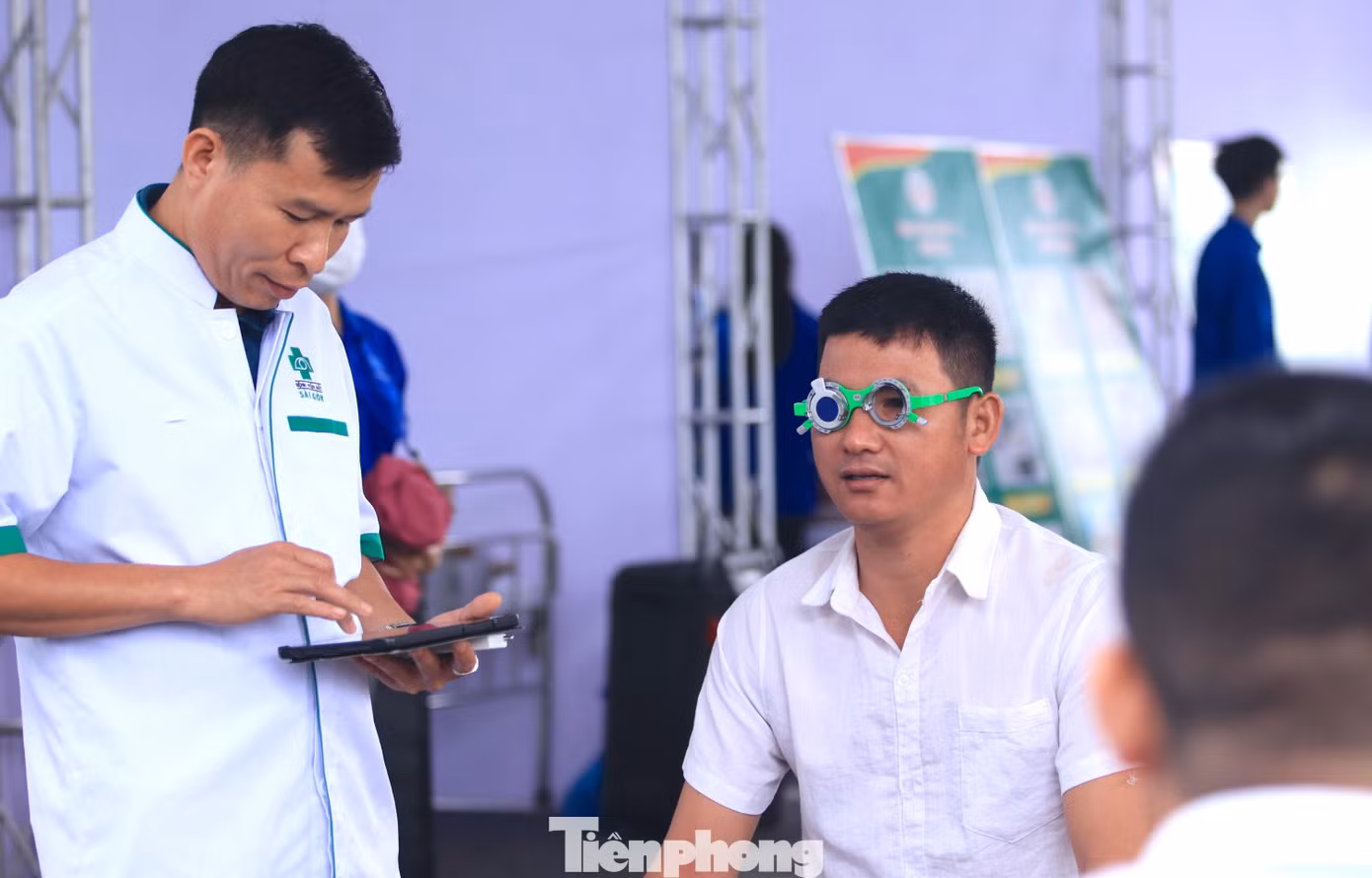 “Chương trình hôm nay rất ý nghĩa. Đến đây chúng tôi được khám tổng quát và chuyên sâu. Các y, bác sĩ rất tận tình, các tình nguyện viên thì nhiệt tình hướng dẫn. Sau khi khám, chúng tôi còn được tư vấn, tặng quà, phát thuốc miễn phí nữa”, anh Nguyễn Văn Tình (trú huyện Quỳnh Lưu, Nghệ An) chia sẻ.