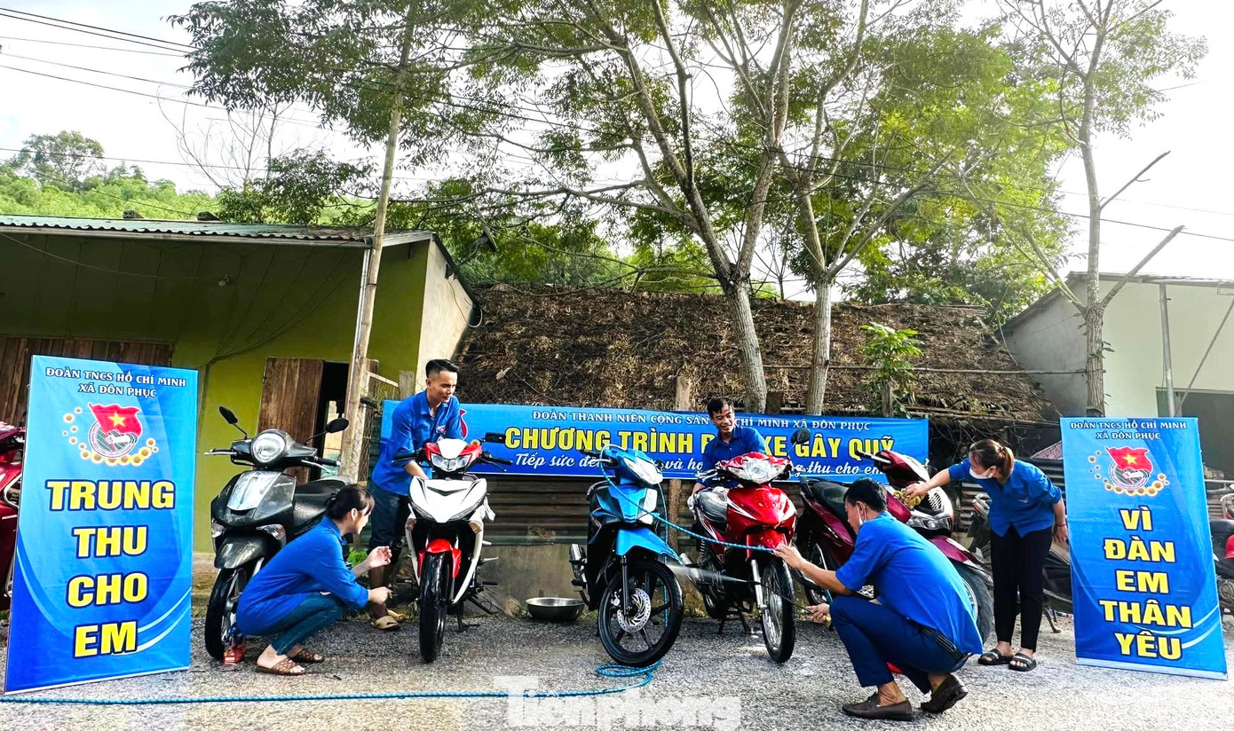 Trong 2 ngày cuối tuần 23,24/9, Đoàn xã Đôn Phục (huyện Con Cuông, Nghệ An) đã huy động toàn bộ đoàn viên nam nữ thanh niên tổ chức nhiều điểm rửa xe để gây quỹ từ thiện trung thu cho em.