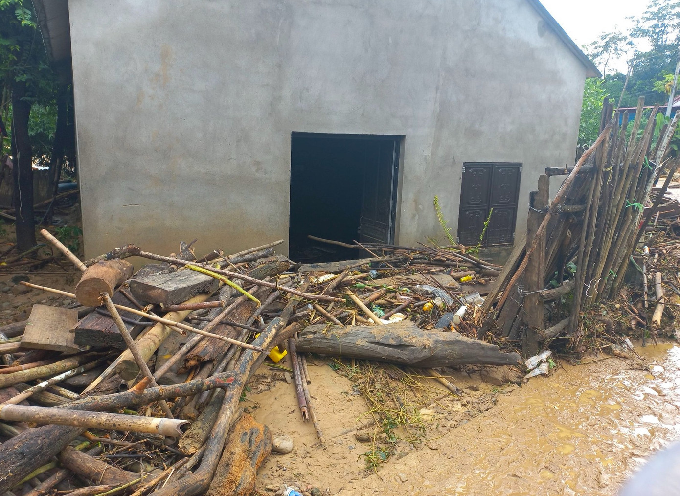 Theo báo cáo nhanh của huyện Tương Dương, trận lũ ống đêm 30/9 đã khiến 8 căn nhà của xã Lượng Minh bị thiệt hại trên 50%.