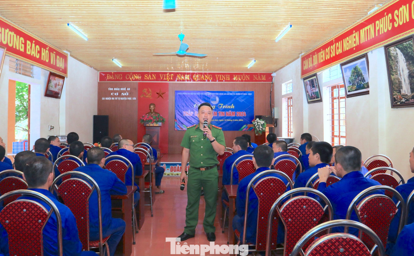 Các cán bộ Công an huyện Anh Sơn trao đổi chuyên đề tác hại của ma túy và tuyên truyền, phổ biến pháp luật cho các học viên.
