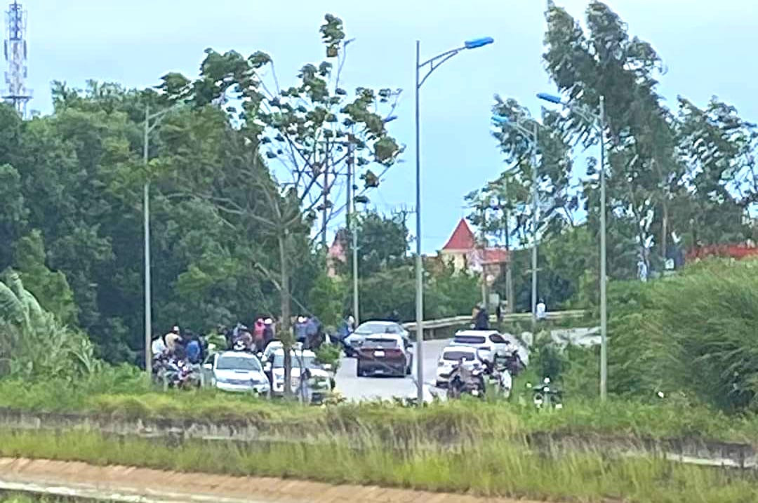 Cơ quan công an có mặt tại hiện trường điều tra làm rõ nguyên nhân vụ việc. Cơ quan công an có mặt tại hiện trường điều tra làm rõ nguyên nhân vụ việc.