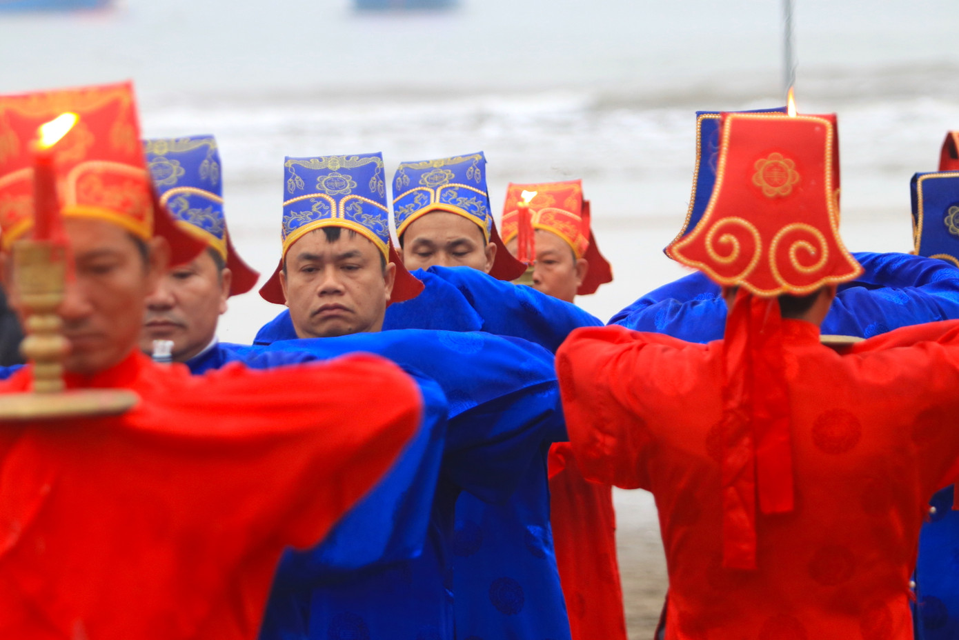 Các nghi thức trong buổi lễ được thực hiện trang nghiêm theo đúng phong tục. Các nghi thức trong buổi lễ được thực hiện trang nghiêm theo đúng phong tục.