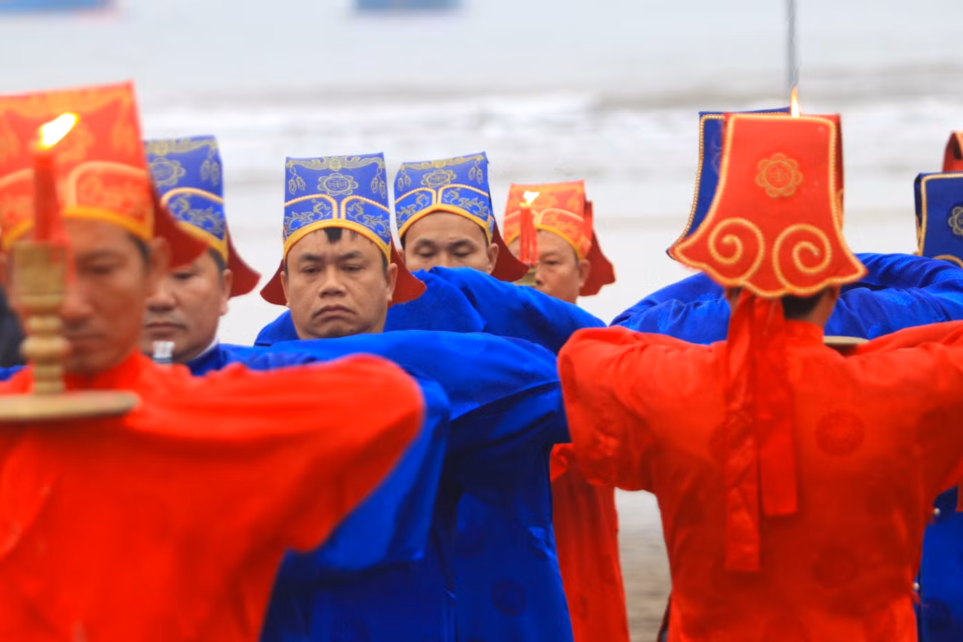 Các nghi thức trong buổi lễ được thực hiện trang nghiêm theo đúng phong tục.