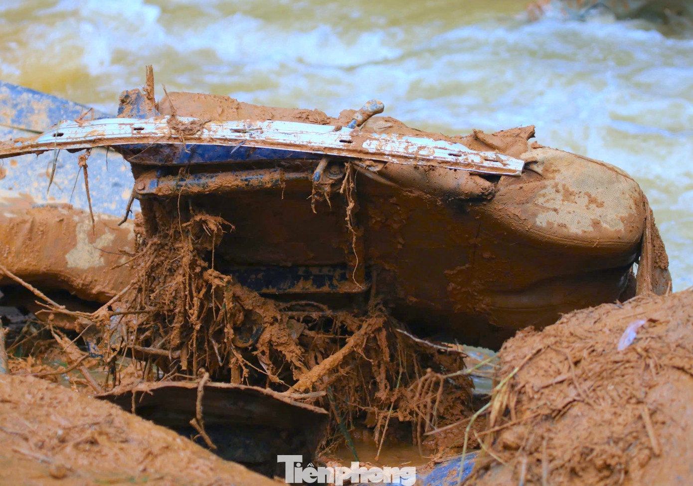 Toàn bộ chiếc xe đã bị vò nát, mỗi bộ phận một nơi.