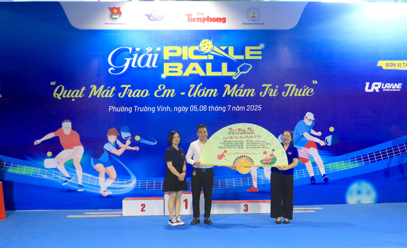 Trước khi diễn ra phần trao giải, anh Hoàng Nguyễn Trọng Dũng - Uỷ viên Uỷ ban MTTQ tỉnh, Tổng giám đốc Hoàng Gia Phát Group tặng món quà và bài thơ gửi đến chị Nguyễn Thị Phương Thúy - Bí thư Tỉnh Đoàn Nghệ An - đại diện Ban Tổ chức giải. Trước khi diễn ra phần trao giải, anh Hoàng Nguyễn Trọng Dũng - Uỷ viên Uỷ ban MTTQ tỉnh, Tổng giám đốc Hoàng Gia Phát Group tặng món quà và bài thơ gửi đến chị Nguyễn Thị Phương Thúy - Bí thư Tỉnh Đoàn Nghệ An - đại diện Ban Tổ chức giải.