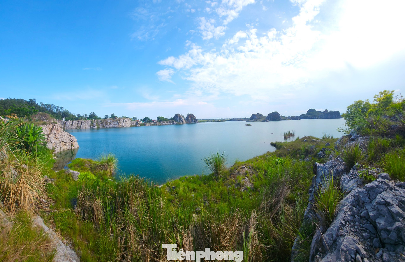 Theo quyết định phê duyệt đề án đóng cửa mỏ, mỏ đá xây dựng đối với Công ty TNHH Thanh Xuân và Công ty TNHH Xuân Hùng yêu cầu các công ty phải san gạt, cải tạo đưa mỏ về trạng thái an toàn, làm hàng rào bảo vệ khu vực mỏ, phục hồi môi trường xung quanh khu vực mỏ, khu vực ảnh hưởng; bảo vệ tài nguyên khoáng sản còn lại; bàn giao khu vực mỏ cho nhà nước quản lý. Các công ty phải bốc xúc, vận tải thu dọn đất đá đáy moong và mặt bằng khoảng 1.342m3; tạo hàng rào cột bê tông 1,5m; lắp dựng thép hộp hàng rào; trồng cây cỏ dọc hàng rào, lắp biển báo.