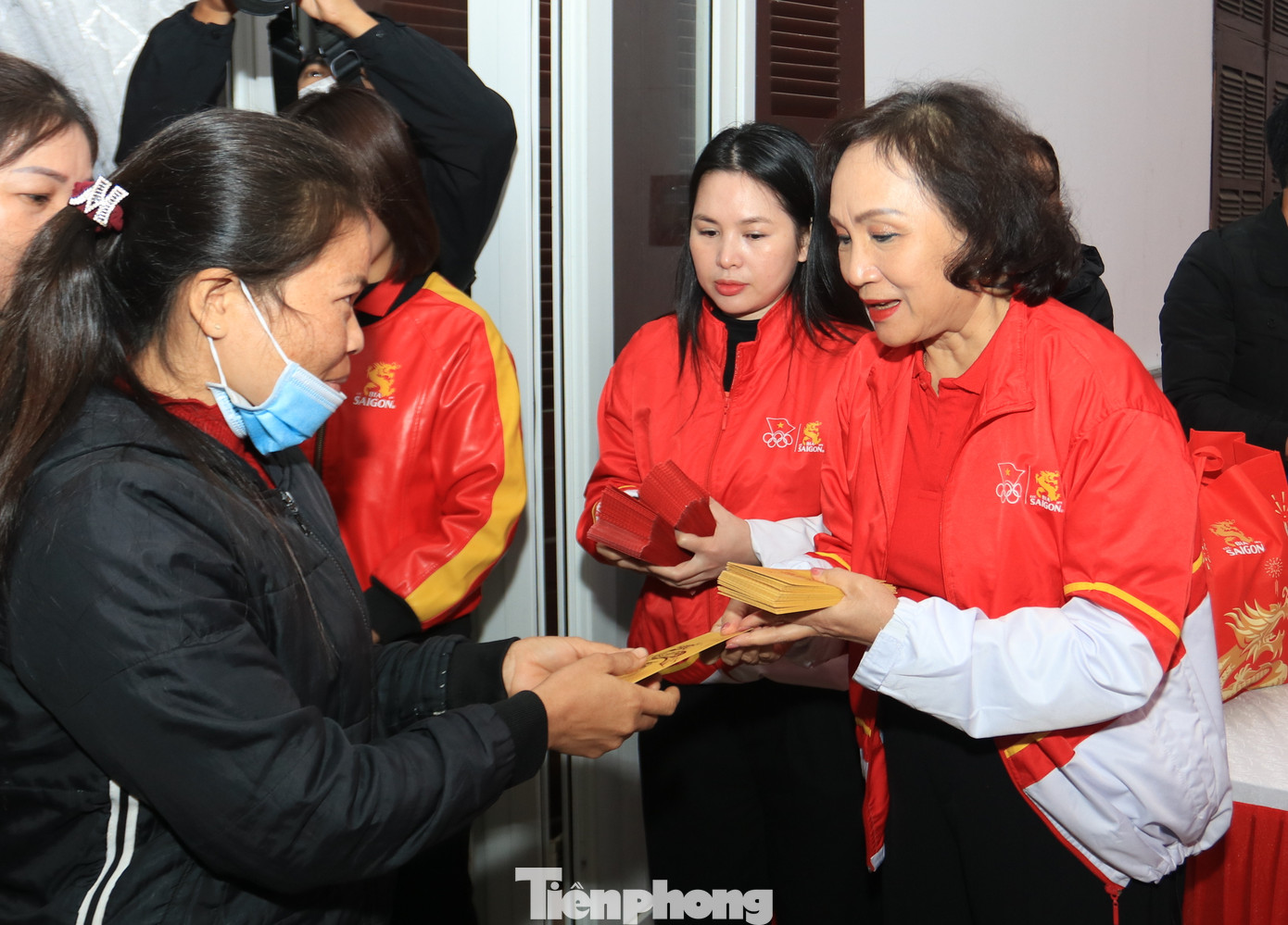 Các đại biểu, đại diện các nhà tài trợ trao tặng những phần quà Tết đến các công nhân mất việc làm, những ngư dân có hoàn cảnh khó khăn.