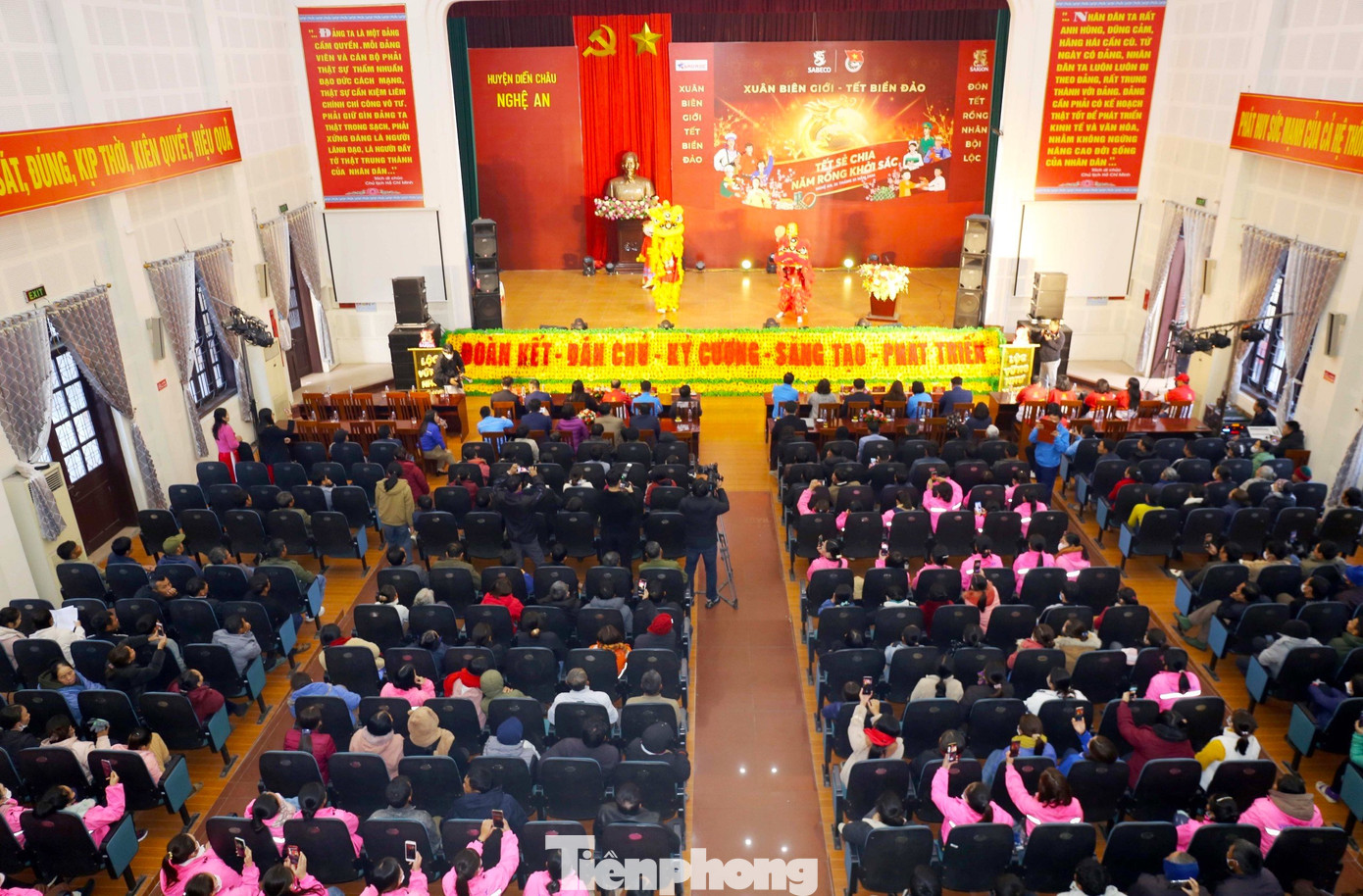 Ngày 26/1, Đoàn công tác của T.Ư Đoàn do anh Bùi Quang Huy - Ủy viên dự khuyết BCH T.Ư Đảng, Bí thư thứ nhất BCH T.Ư Đoàn đã đến tham dự chương trình “Tết sẻ chia - năm rồng khởi sắc” 2024 tại thị trấn Diễn Châu (huyện Diễn Châu, Nghệ An). Chương trình do T.Ư Đoàn phối hợp với Tổng Công ty CP Bia - Rượu - Nước giải khát Sài Gòn (SABECO) thực hiện.