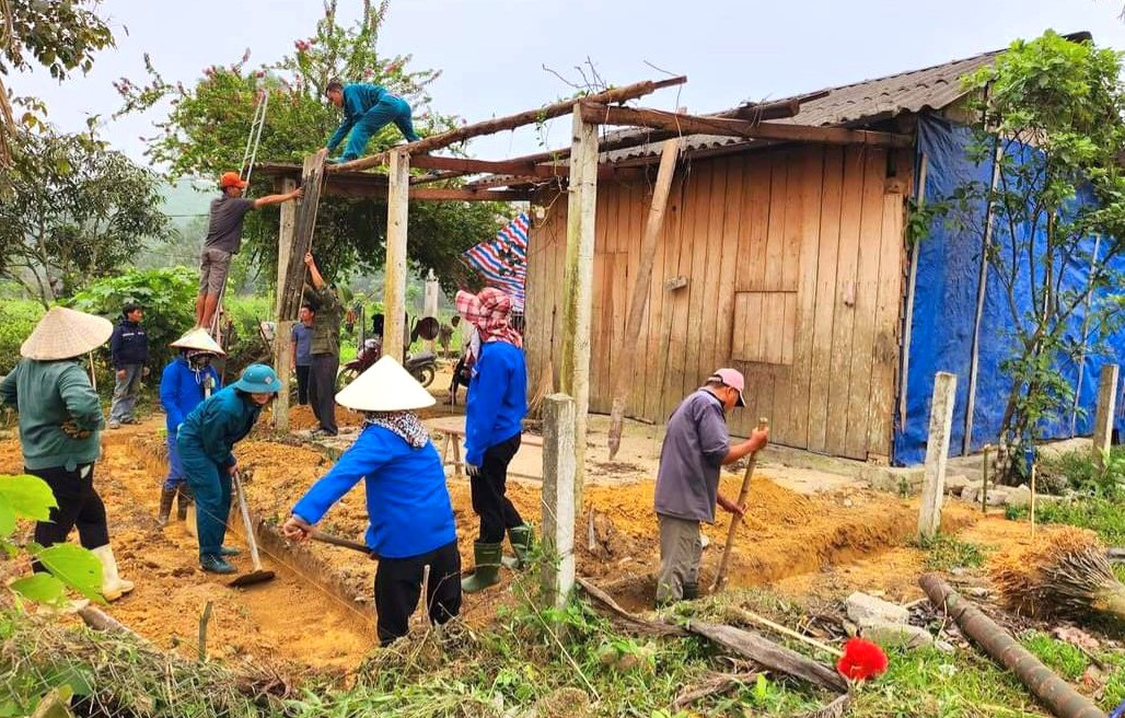 Các đoàn viên thanh niên huyện Thanh Chương cùng cơ quan chức năng địa phương, người dân xây dựng nhà cho gia đình có hoàn cảnh đặc biệt khó khăn. Các đoàn viên thanh niên huyện Thanh Chương cùng cơ quan chức năng địa phương, người dân xây dựng nhà cho gia đình có hoàn cảnh đặc biệt khó khăn.