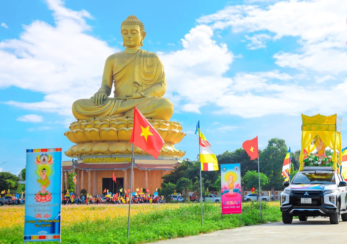 Chùa Phúc Lạc tọa lạc tại xã Nghi Thạch (huyện Nghi Lộc, Nghệ An). Ngôi chùa có tượng phật Thích Ca Mâu Ni lớn nhất Bắc Trung Bộ. Tượng cao 42 m, đường kính phía dưới 32 m, gồm 3 phần thân tượng, đài sen và lầu bát giác. Hàng năm, đặc biệt vào các ngày lễ tết, ngôi chùa đón hàng chục nghìn lượt du khách về chiêm bái, vãn cảnh.