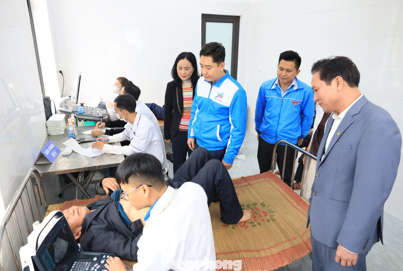 Ban tổ chức triển khai chương trình khám và cấp phát thuốc miễn phí cho 150 người dân có hoàn cảnh khó khăn trên địa bàn thị xã Hoàng Mai. Ban tổ chức triển khai chương trình khám và cấp phát thuốc miễn phí cho 150 người dân có hoàn cảnh khó khăn trên địa bàn thị xã Hoàng Mai.