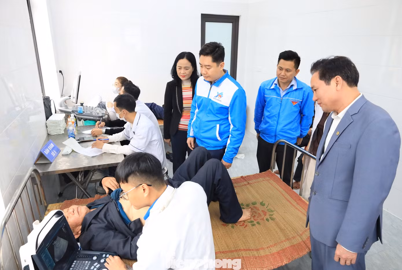 Ban tổ chức triển khai chương trình khám và cấp phát thuốc miễn phí cho 150 người dân có hoàn cảnh khó khăn trên địa bàn thị xã Hoàng Mai. Ban tổ chức triển khai chương trình khám và cấp phát thuốc miễn phí cho 150 người dân có hoàn cảnh khó khăn trên địa bàn thị xã Hoàng Mai.