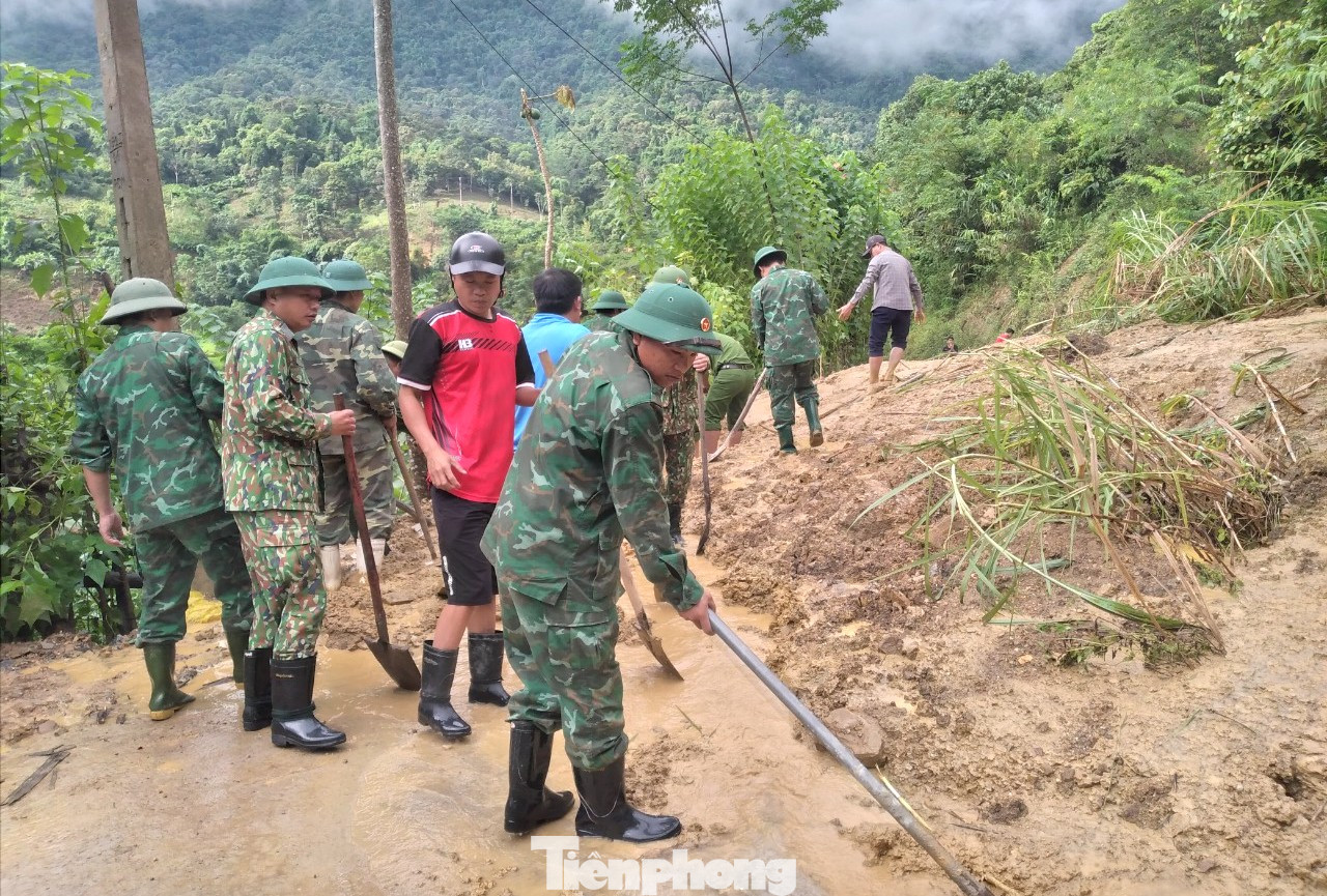 Sau khi mưa tạnh, lũ rút, những ngày qua các lực lượng chức năng trên địa bàn huyện Kỳ Sơn đã được huy động để khắc phục những điểm sạt lở, thông những tuyến đường giao thông cho xe đi lại.