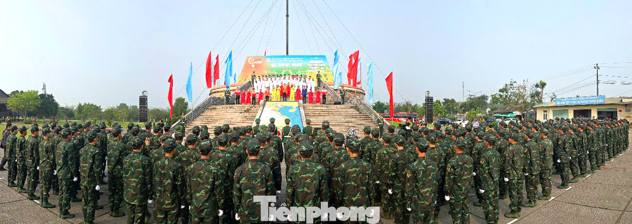Giây phút trang nghiêm chuẩn bị tổ chức Lễ Thượng cờ. Giây phút trang nghiêm chuẩn bị tổ chức Lễ Thượng cờ.