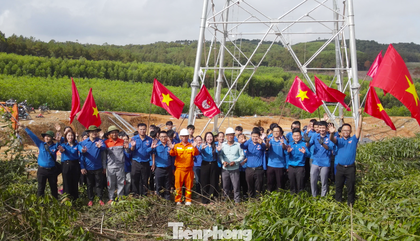 Tuổi trẻ Nghệ An tham gia hỗ trợ thi công dự án 500kV mạch 3 đi qua địa bàn tỉnh. Ảnh: Ngọc Tú Tuổi trẻ Nghệ An tham gia hỗ trợ thi công dự án 500kV mạch 3 đi qua địa bàn tỉnh. Ảnh: Ngọc Tú