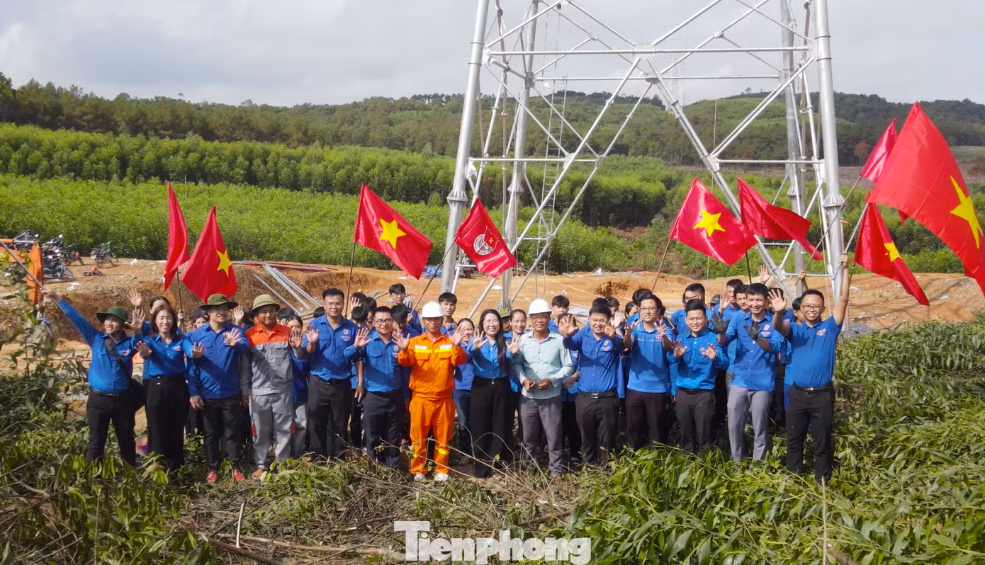 Tuổi trẻ Nghệ An tham gia hỗ trợ thi công dự án 500kV mạch 3 đi qua địa bàn tỉnh. Ảnh: Ngọc Tú Tuổi trẻ Nghệ An tham gia hỗ trợ thi công dự án 500kV mạch 3 đi qua địa bàn tỉnh. Ảnh: Ngọc Tú