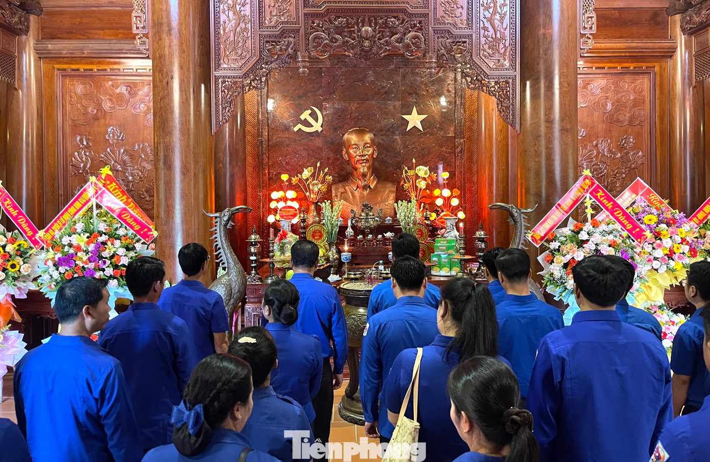 Đoàn đại biểu lên dâng hoa, dâng hương tại Khu Di tích Kim Liên và thăm quê nội Bác Hồ. Đoàn đại biểu lên dâng hoa, dâng hương tại Khu Di tích Kim Liên và thăm quê nội Bác Hồ.