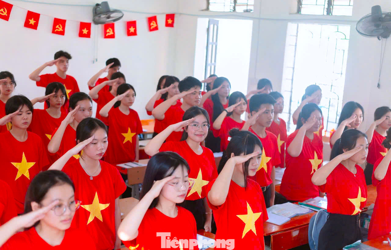 “Dù là ở vùng biên giới xa xôi, lòng yêu nước, niềm tin vào tương lai tươi sáng vẫn luôn cháy bỏng trong trái tim các em nhỏ. Tuần lễ áo cờ đỏ sao vàng không chỉ là một chiến dịch tuyên truyền mà còn là dịp để giáo dục thế hệ trẻ về truyền thống cách mạng, về khát vọng hòa bình, độc lập, tự do”, anh Nguyễn Minh Hoan (trú xã Môn Sơn, huyện Con Cuông, Nghệ An) nói.