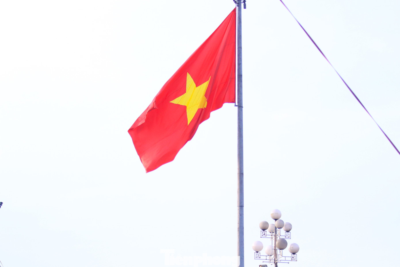 Buổi lễ bắt đầu với nghi thức làm lễ chào cờ.