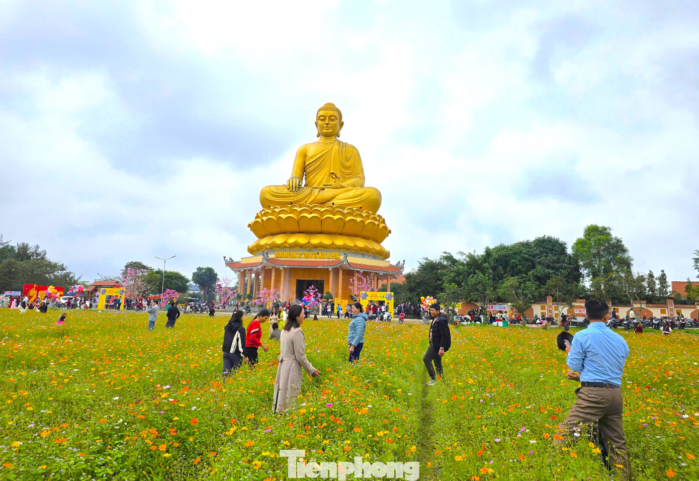Chùa Phúc Lạc được xây dựng tại xã Nghi Thạch (huyện Nghi Lộc, Nghệ An) có lịch sử gần 400 năm, là điểm đến tâm linh nổi tiếng ở Nghệ An. Những ngày đầu năm mới, hàng vạn du khách từ khắp mọi miền đã hành hương về chùa vãn cảnh, du xuân. Chùa Phúc Lạc được xây dựng tại xã Nghi Thạch (huyện Nghi Lộc, Nghệ An) có lịch sử gần 400 năm, là điểm đến tâm linh nổi tiếng ở Nghệ An. Những ngày đầu năm mới, hàng vạn du khách từ khắp mọi miền đã hành hương về chùa vãn cảnh, du xuân.