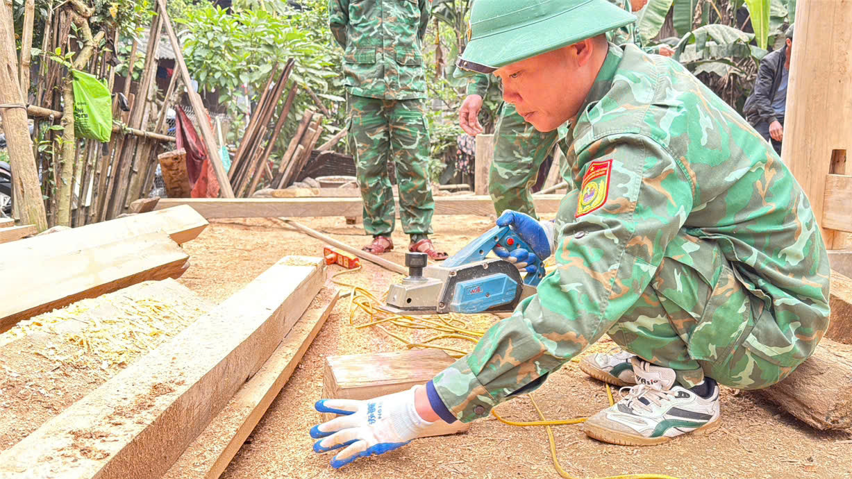 Hỗ trợ làm khung nhà gỗ mới cho người dân đảm bảo chắc chắn, an toàn và bền vững. Hỗ trợ làm khung nhà gỗ mới cho người dân đảm bảo chắc chắn, an toàn và bền vững.