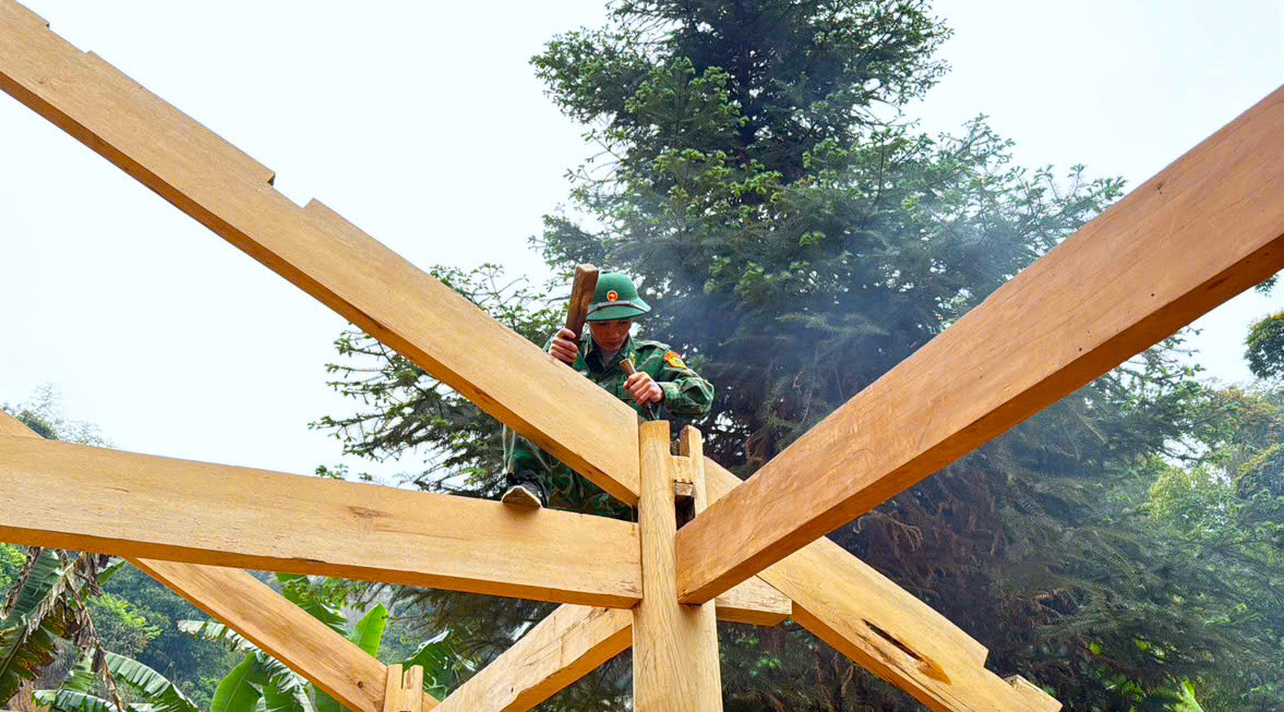 Hỗ trợ làm khung nhà gỗ mới cho người dân đảm bảo chắc chắn, an toàn và bền vững. Hỗ trợ làm khung nhà gỗ mới cho người dân đảm bảo chắc chắn, an toàn và bền vững.