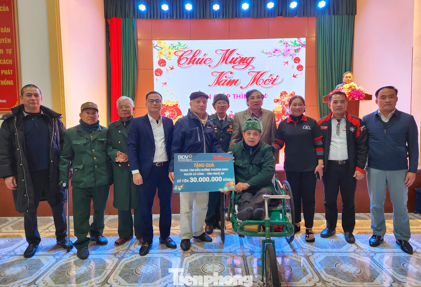 Nhà báo Trần Quang Long - Trưởng văn phòng đại diện báo Tiền Phong khu vực Bắc Trung Bộ và anh Đinh Xuân Hoàng - Phó Chủ tịch Công đoàn cơ sở BIDV - Nghệ An trao tấm biển tượng trưng suất quà Tết trị giá 30 triệu đồng đến Trung tâm Điều dưỡng thương binh Nghệ An.