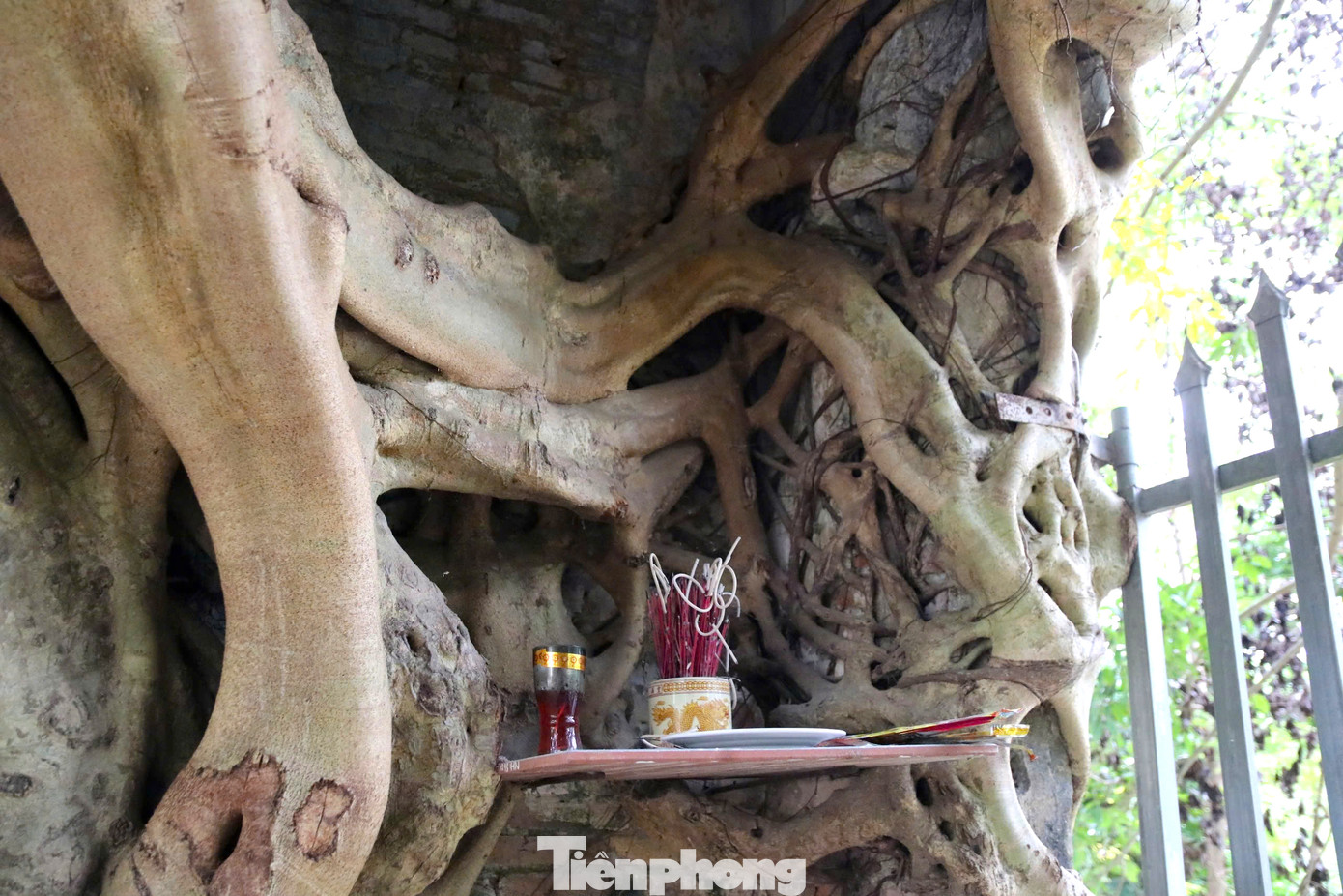 Bên trong mái vòm cánh cổng, người dân lập 1 bàn thờ để hương khói những ngày rằm, mùng 1 và lễ tết.