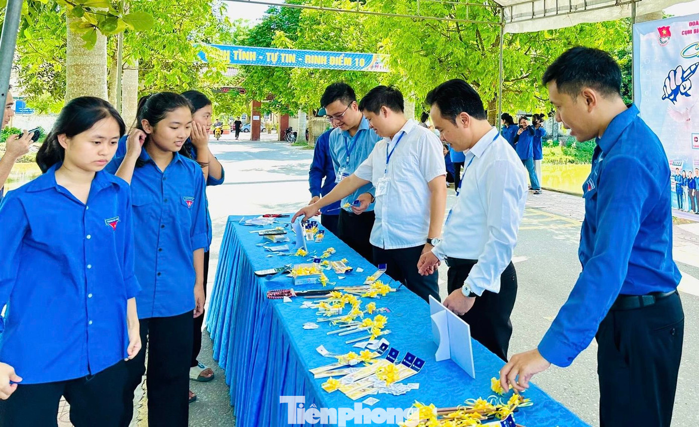 Tại huyện Thanh Chương (Nghệ An), hai ngày trước khi diễn ra kỳ thi tuyển sinh lớp 10, các đoàn viên thanh niên trên địa bàn đã đồng loạt ra quân tổ chức Chiến dịch tiếp sức mùa thi 2024.