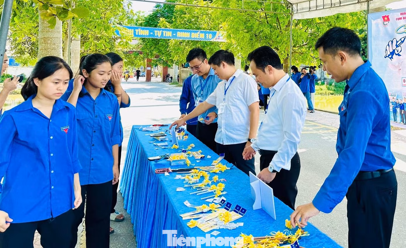 Tại huyện Thanh Chương (Nghệ An), hai ngày trước khi diễn ra kỳ thi tuyển sinh lớp 10, các đoàn viên thanh niên trên địa bàn đã đồng loạt ra quân tổ chức Chiến dịch tiếp sức mùa thi 2024.