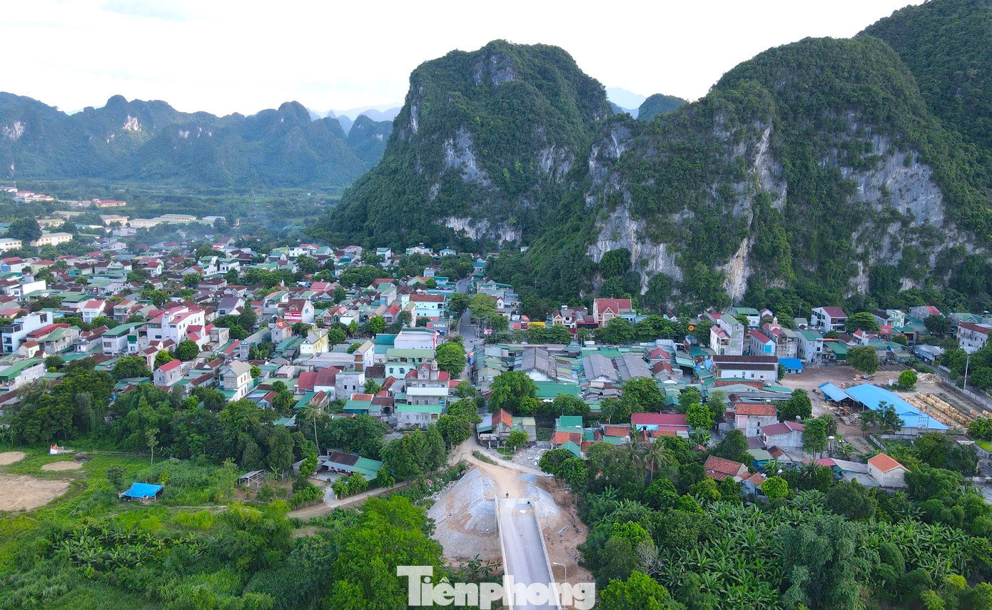 Ngoài ra, còn có 38 ki-ốt kinh doanh ở chợ Con Cuông sẽ phải di dời để mở đường dẫn từ quốc lộ 7A vào cầu Thành Nam.