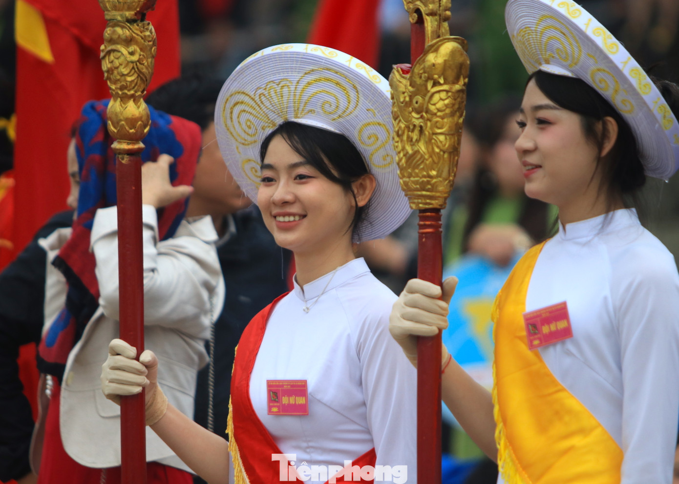 Các thiếu nữ với vẻ ngoài xinh xắn, thanh lịch gây ấn tượng cho du khách khi về tham dự lễ hội.