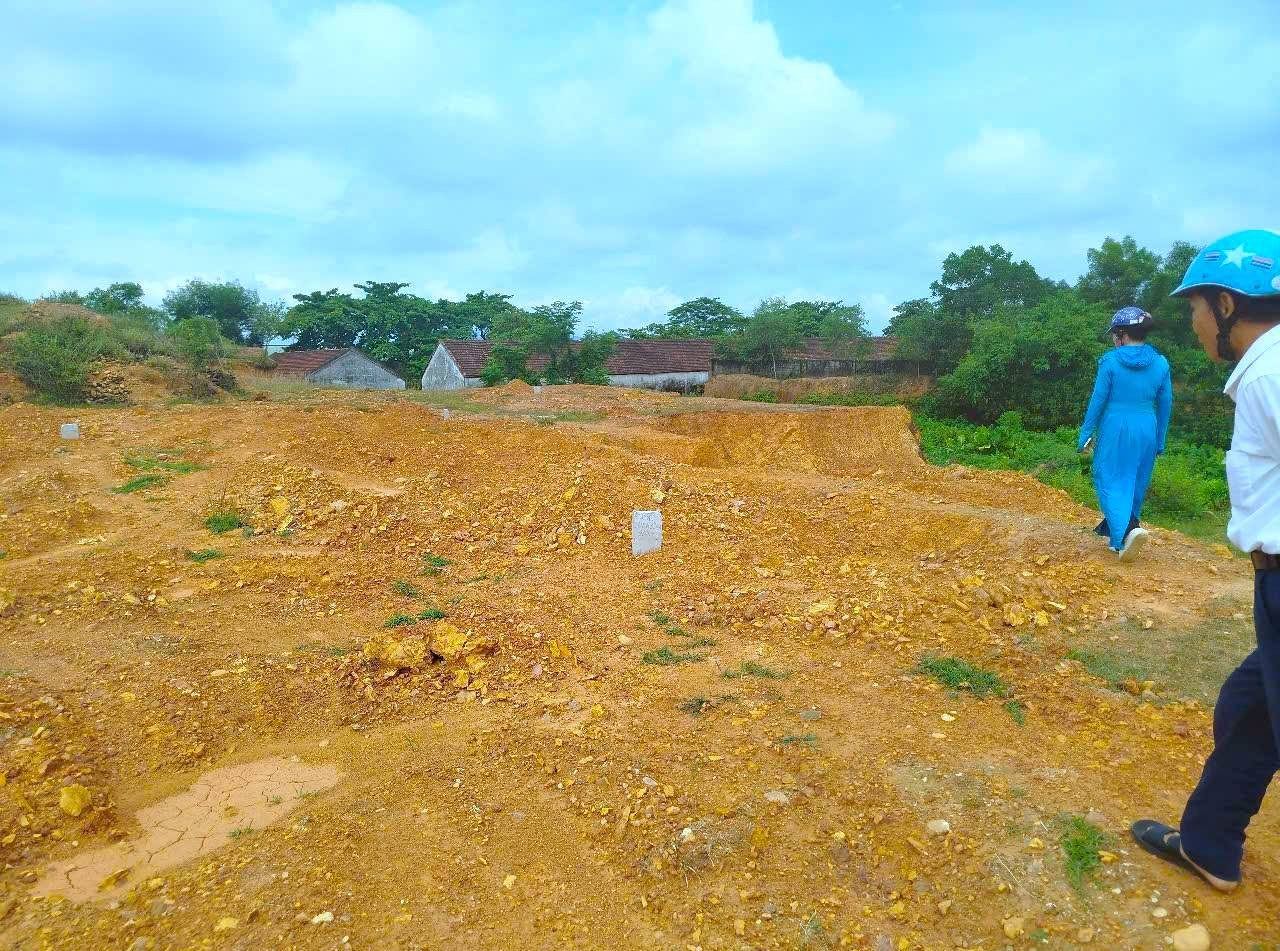 Lực lượng chức năng xác định một số hộ gia đình lập các ngôi mộ giả để mở rộng, xây bao nghĩa trang trái quy định.