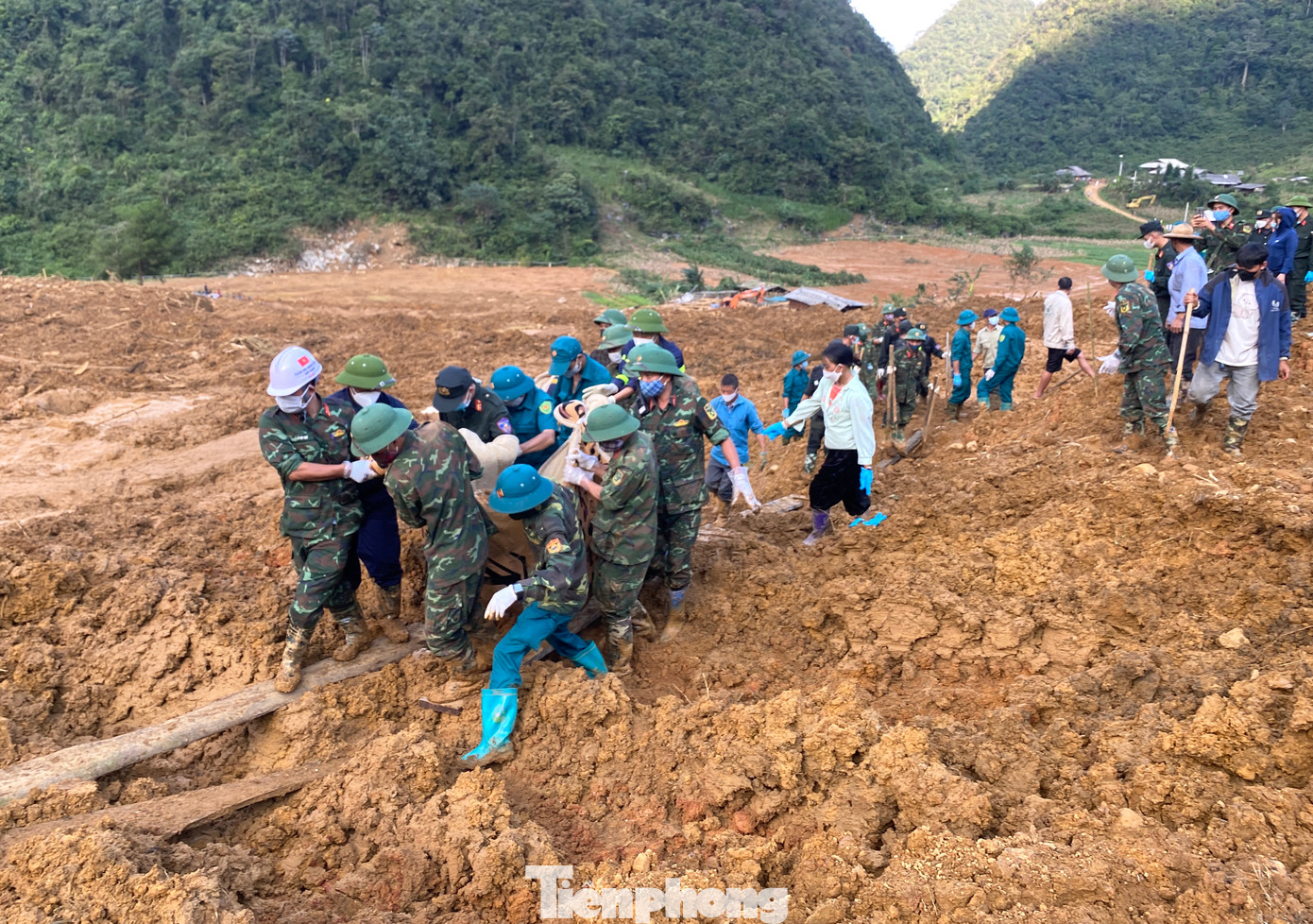 Chiều muộn ngày 13/9, lực lượng chức năng khiêng thi thể 2 nạn nhân ra khỏi hiện trường, bàn giao lại cho người nhà để làm thủ tục mai táng.