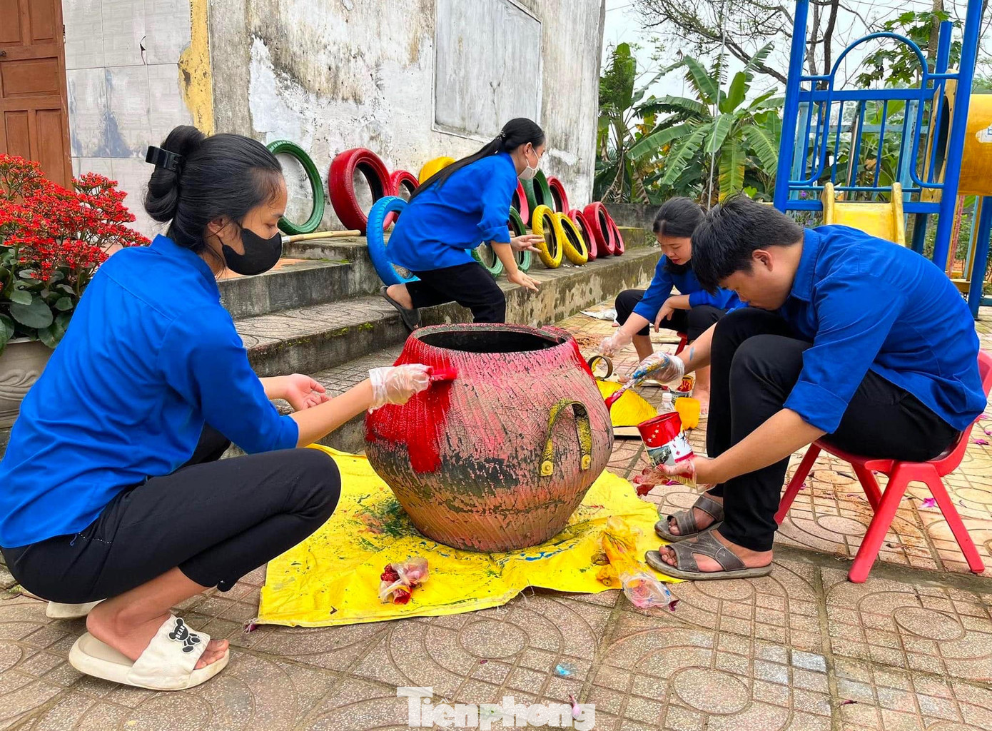 Các đoàn viên thanh niên trên toàn tỉnh tham gia làm mới, sửa sang và trao tặng nhiều khu vui chơi cho trẻ em thiếu nhi trên địa bàn.