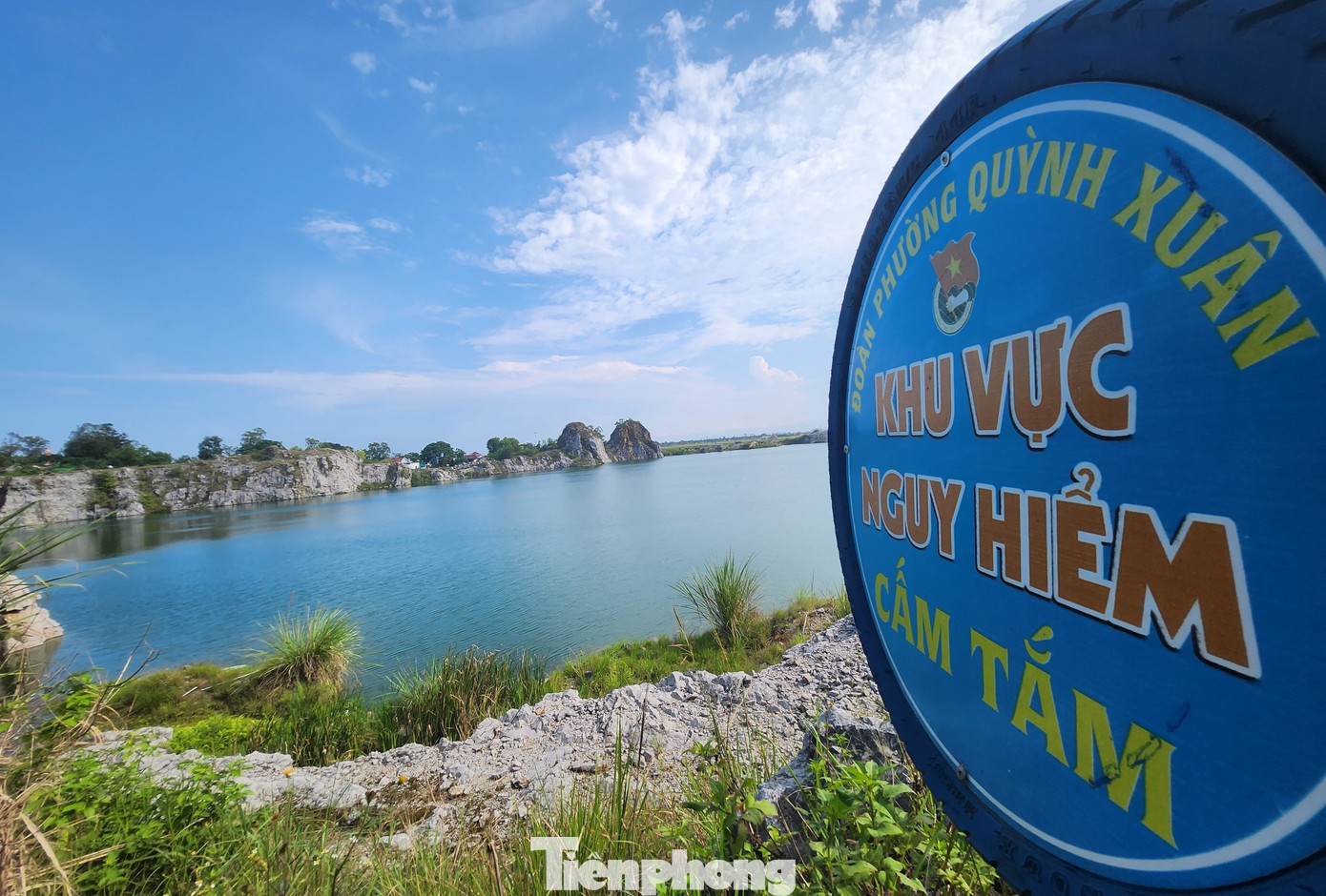 Xung quanh hồ được cắm biển cảnh báo.